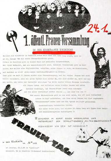 Schwarz-weißes Plakat mit roten Details. Titel: "1. öffentl. Frauen-Versammlung" mit Datum "24.1." in rot. Mit Abbildungen von Frauen, einer Axt und der Aufschrift "Frauen-Tag!" am unteren Rand.