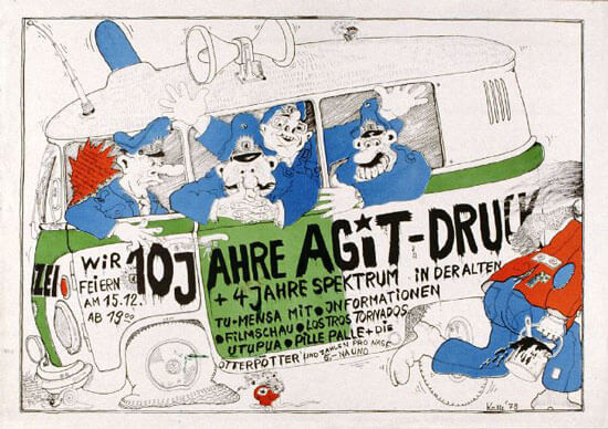 Ein farbenfrohes Plakat mit Zeichentrickfiguren in einem grün-weißen Polizeiwagen. Der Text lautet: "10 Jahre Agit-Druck + 4 Jahre Spektrum". Im Polizeiauto sitzen Polizeibeamte in blauen Uniformen und eine Person rennt mit einem Farbeimer davon.