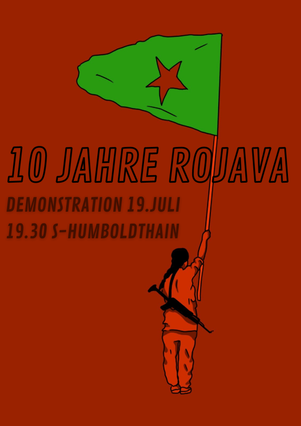 Illustriertes Plakat auf rotem Hintergrund, das eine Person zeigt, die eine grüne Flagge mit einem roten Stern hält. Der Text lautet "10 Jahre Rojava, Demonstration 19. Juli, 19.30 S-Humboldthain."