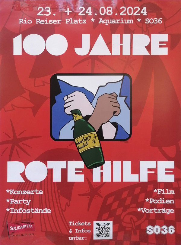 Ein rotes Poster mit der Aufschrift "100 Jahre Rote Hilfe" in weißen Buchstaben. Oben steht "23. + 24.08.2024 Rio Reiser Platz * Aquarium * SO36". In der Mitte sind zwei Hände, die sich mit einer Flasche mit der Aufschrift "Solidarität verbindet" überkreuzen. Unten links stehen die Worte "Konzerte", "Party", "Infostände" und rechts "Film", "Podien", "Vorträge". Ein QR-Code und das Logo "Solidarität 100 Jahre Rote Hilfe" sind ebenfalls vorhanden. Der Hintergrund zeigt ein rotes Muster.