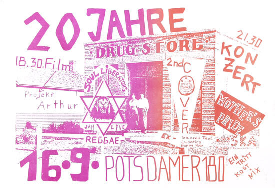 Plakat mit rosa und orangefarbenem Text und Grafiken auf weißem Untergrund. Text: "20 Jahre Drugstore. 16.9. Potsdamer 180". Enthält Abbildungen von Gebäuden und ein Sternmotiv.