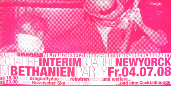 Pinkfarbenes Plakat mit zwei Personen im Hintergrund. Der Text lautet: "20 Jahre Interim, 3 Jahre New Yorck im Bethanien Party Fr. 04.07.08. ab 18.00 Bands dragonflyduo, robotron (electro) und weitere... ab 23.00 DJanes Russischer Ska Punk bis trash ...und eine Cocktaillounge."
