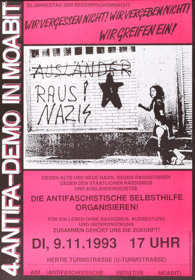Rosa und schwarzes Plakat mit dem Text "4. ANTIFA-DEMO IN MOABIT". Mit Angaben zum Protest: "DI, 9.11.1993 17 UHR" in der Hertie Turmstrasse. Hintergrund zeigt Graffiti und eine Person.
