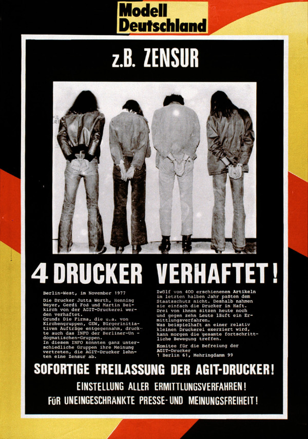 Ein Plakat zeigt ein Schwarz-Weiß-Bild von vier Personen mit gefesselten Händen und dem Rücken zugewandten Händen. Der Text umfasst "Modell Deutschland", "z.B. Zensur", "4 Drucker verhaftet!" und Angaben zu den Verhaftungen. Das Design hat einen schwarzen Hintergrund mit roten und gelben Akzenten.