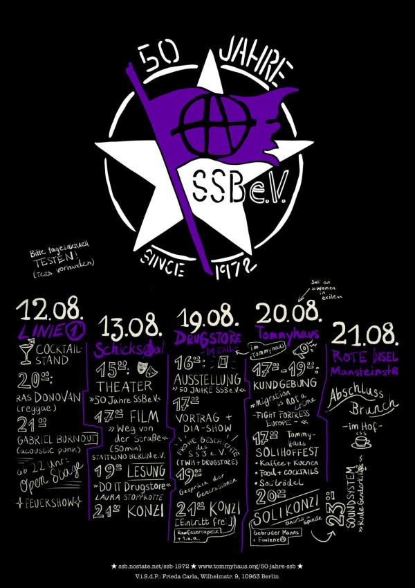 Eine schwarze Poster mit einem weißen Stern und lila Fahne mit Kreis-A Symbol im oberen Bereich. Text: "50 Jahre SSB e.V." und "since 1972". Darunter sind Veranstaltungstermine vom 12. bis 21. August in weißer und lila Schrift. Aktivitäten umfassen Cocktails, Theater, Film, Lesungen, Ausstellungen, Vorträge, Konzerte und Brunch. Notizen wie „Bitte tagesaktuell testen!“ sind handschriftlich hinzugefügt.