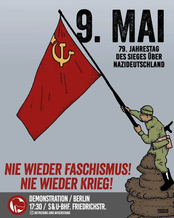 Ein Soldat hisst eine rote Fahne mit einem gelben Hammer und einer Sichel vor einem grauen Hintergrund. Der Text lautet "9. Mai, 79. Jahrestag des Sieges über Nazideutschland. Nie wieder Faschismus! Nie wieder Krieg!" Darunter wird auf eine Demonstration in Berlin um 17:30 Uhr hingewiesen.