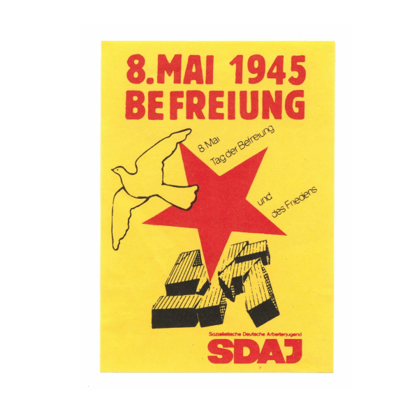 Gelbes Plakat mit rotem Text "8. Mai 1945 Befreiung". Mit einem roten Stern, einer weißen Taube und dem schwarzen Text "8. Mai Tag der Befreiung und des Friedens". "SDAJ" in fetter roter Schrift am unteren Rand.