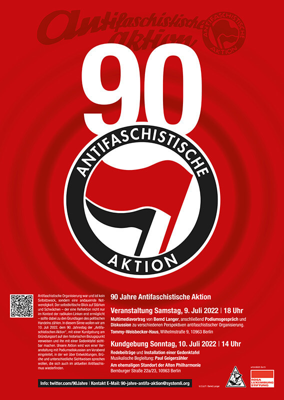 Rotes Plakat für "90 Jahre Antifaschistische Aktion" mit einer großen "90" über einem schwarz-weißen Kreislogo mit einer roten Fahne. Die Veranstaltungsdaten sind unten in weißer Schrift aufgeführt.