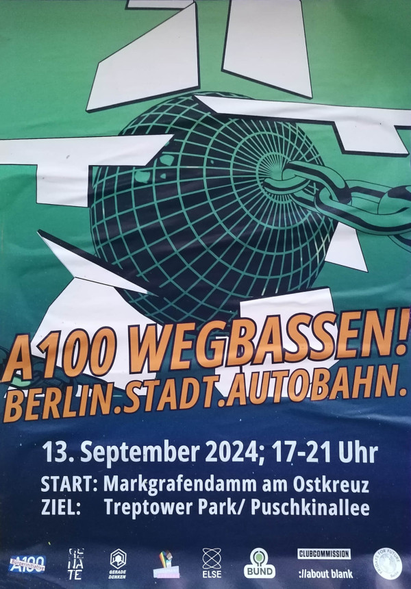 Ein Poster mit grünem Hintergrund, das eine Abrissbirne in einem Netz und eine Kette zeigt. Darüber ist in orangefarbener Schrift der Text "A100 wegbassen! Berlin. Stadt. Autobahn." zu sehen. Darunter steht in weißer Schrift: "13. September 2024; 17-21 Uhr. Start: Markgrafendamm am Ostkreuz. Ziel: Treptower Park/ Puschkinallee." Unten sind mehrere Logos von Unterstützern abgebildet.