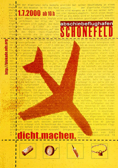 Ein gelbes Plakat mit einer großen roten Flugzeugsilhouette. Der Text lautet "1.7.2000 ab 10 h", "Abschiebeflughafen Schönefeld", "dicht machen". Enthält einen Website-Link und kleine Abbildungen einer Pfeife, einer Lupe, eines Stifts und einer Kette.