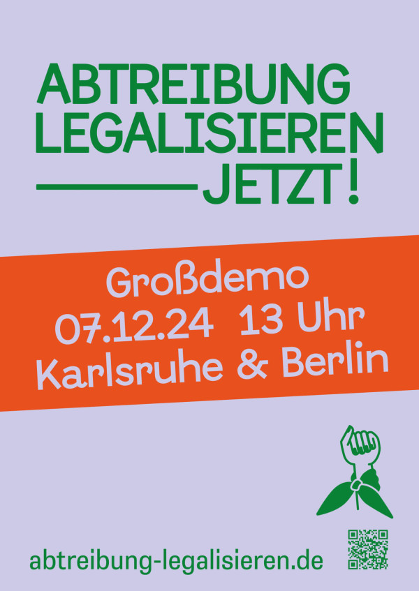 Das Plakat hat einen hellvioletten Hintergrund mit fetter grüner Schrift: "ABTREIBUNG LEGALISIEREN JETZT!" Auf einem orangefarbenen Banner steht in weißer Schrift "Großdemo 07.12.24 13 Uhr Karlsruhe &amp; Berlin". Ein grünes Faust-Logo und ein Website-Link mit einem QR-Code befinden sich am unteren Rand.