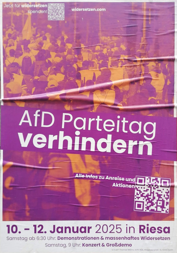 Lila und orangefarbenes Plakat mit einer Menschenmenge im Hintergrund. Der Text lautet: "AfD Parteitag verhindern. 10. - 12. Januar 2025 in Riesa. Samstag ab 6:30 Uhr: Demonstrationen &amp; massenhaftes Widersetzen. Samstag, 9 Uhr: Konzert &amp; Großdemo".