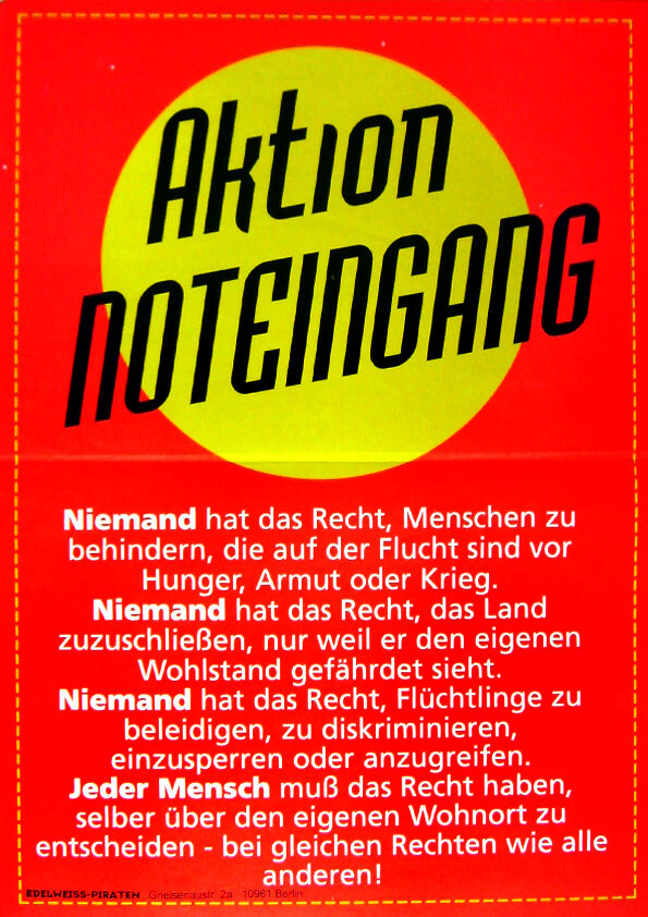 Das Plakat ist plakativ gestaltet und zeigt "Aktion Noteingang" in schwarzer Schrift auf einem gelben Kreis vor rotem Hintergrund. Es enthält einen deutschen Text über Rechte und Diskriminierung in weißer Schrift, wobei "Niemand" und "Jeder Mensch" fett hervorgehoben sind.
