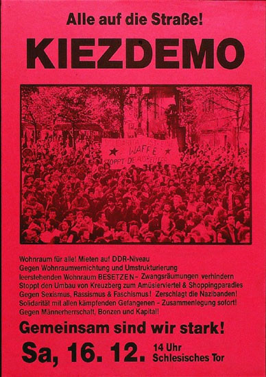 Rotes Plakat mit fetter schwarzer Schrift: "Alle auf die Straße! Kiezdemo." Darunter ein Foto der Menschenmenge, kleinerer Text Details, Protestgründe und Solidarität. Datum: "Sa, 16.12. 14 Uhr Schlesisches Tor."
