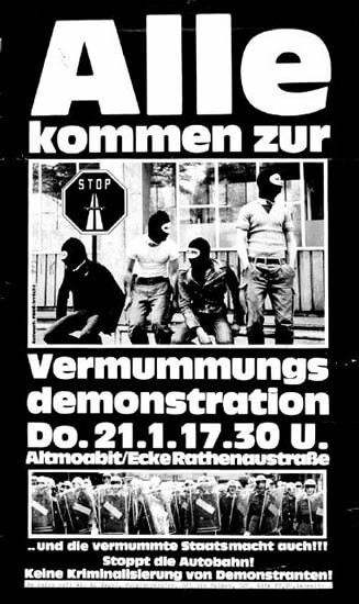 Schwarz-weißes Plakat mit dem fettgedruckten Text "Alle kommen zur Vermummungsdemonstration". Bild von maskierten Personen in der Nähe eines Stoppschildes. Details zur Veranstaltung: "Do. 21.1.17.30 U. Altona-Alt/Ecke Rathenaustraße." Zusätzlicher Text unten.