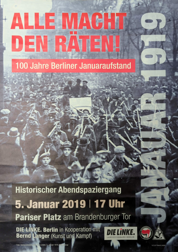 Das Plakat zeigt einen historischen Protest mit Menschen, die Fahnen tragen. Der Text lautet: "ALLE MACHT DEN RÄTEN! 100 Jahre Berliner Januaraufstand. 5. Januar 2019 | 17 Uhr Pariser Platz am Brandenburger Tor."