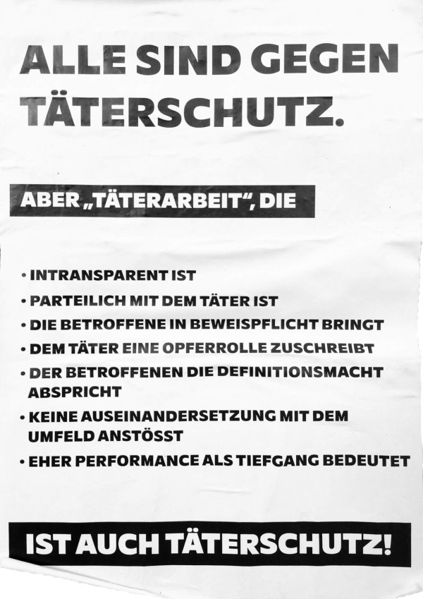 Plakat mit fettgedrucktem deutschen Text: "ALLE SIND GEGEN TÄTERSCHUTZ". Darunter steht in einem schwarzen Kasten: "ABER 'TÄTERARBEIT', DIE", gefolgt von Aufzählungspunkten, die verschiedene Praktiken kritisieren. Der Text endet mit "IST AUCH TÄTERSCHUTZ!".