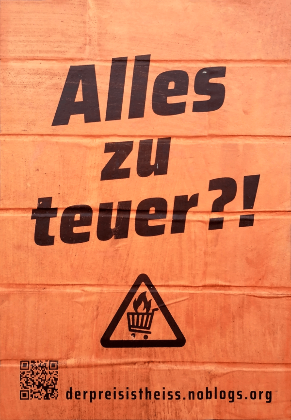 Orangefarbenes Plakat mit fetter schwarzer Schrift: "Alles zu teuer?!". Darunter befindet sich ein Dreieck mit einem flammenden Einkaufswagen-Symbol. QR-Code und "derpreisistheiss.noblogs.org" am unteren Rand.