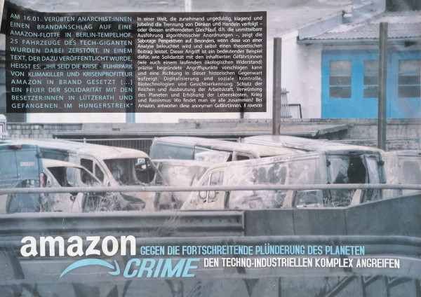 Ein Poster zeigt mehrere zerstörte Amazon-Lieferwagen vor einem grauen Gebäude mit blauer Tür. Der obere Teil enthält umfangreichen Text über einen Brandanschlag auf Amazon-Fahrzeuge in Berlin. Unten steht in weißen und hellblauen Buchstaben: "Amazon Crime: Gegen die fortschreitende Plünderung des Planeten. Den techno-industriellen Komplex angreifen".