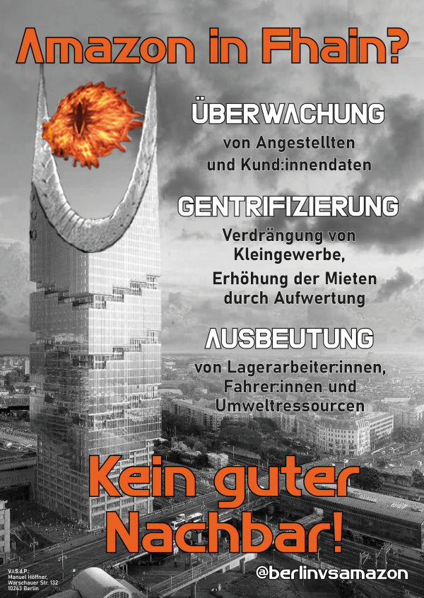 Schwarz-weißes Stadtbild mit einem Turm mit einem feurigen Auge an der Spitze. Der orangefarbene Text lautet "Amazon in Fhain? Kein guter Nachbar!" Weißer Text erläutert Themen wie Überwachung und Gentrifizierung.