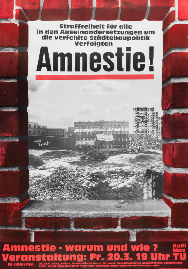 Plakat mit rotem Ziegelsteinrand und einem Schwarz-Weiß-Foto einer Baustelle. Der Text lautet: "Amnestie! Straffreiheit für alle in den Auseinandersetzungen um die verfehlte Städtebaupolitik Verfolgten" und Veranstaltungshinweise.