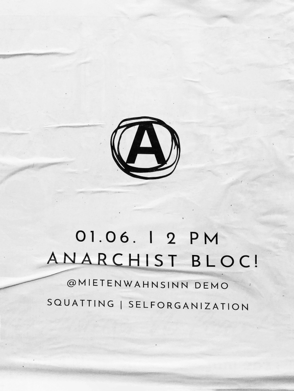 Schwarzes und weißes Plakat mit einem eingekreisten "A"-Symbol. Der Text lautet: "01.06. 12 PM Anarchist Bloc! @mietenwahnsinn demo. Hausbesetzung | Selbstorganisierung."