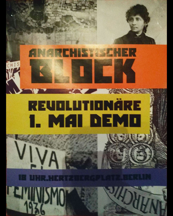 Auf einem Plakat mit einem orangefarbenen, gelben und violetten Blockmuster ist zu lesen: "Anarchistischer Block, Revolutionäre 1. Mai Demo, 18 Uhr, Hertzbergplatz, Berlin". Im Hintergrund sind historische Fotos zu sehen.