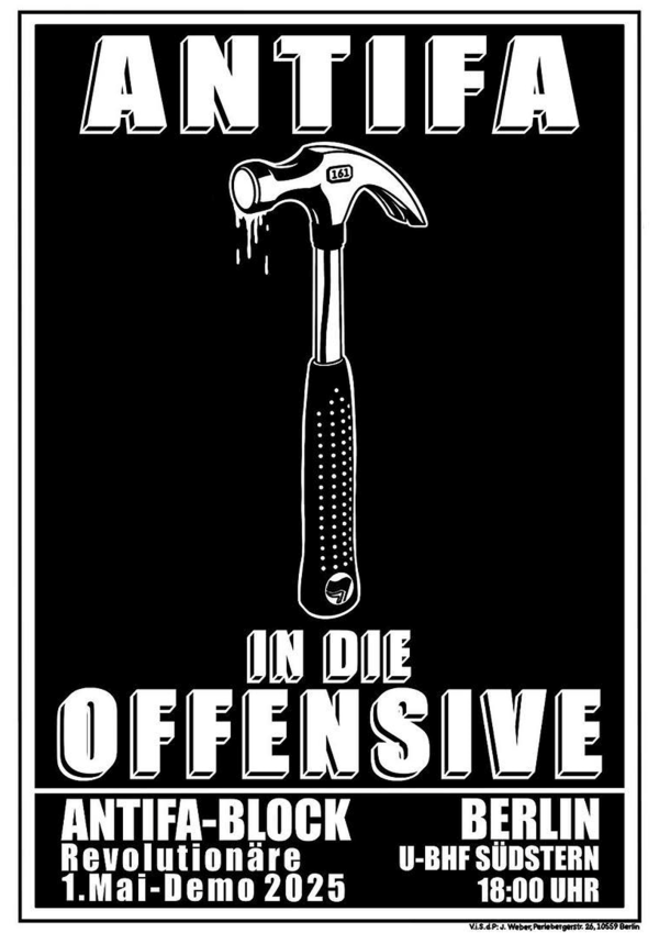 Schwarzes und weißes Poster mit einem Hammer, der Flüssigkeit tropft. Der Text lautet: "Antifa in die Offensive", "Antifa-Block Revolutionäre", "1. Mai-Demo 2025", "Berlin U-Bhf Südstern 18:00 Uhr".