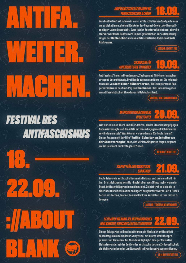 Ein Plakat mit dunkelblauem Hintergrund und fetter orangefarbener und weißer Schrift. Der Haupttext lautet: "ANTIFA. WEITER. MACHEN. FESTIVAL DES ANTIFASCHISMUS 18.-22.09. ://ABOUT BLANK." Details zur Veranstaltung sind rechts zu finden.