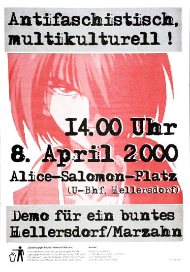 Auf einem Plakat mit fetter schwarzer Schrift auf weißem Hintergrund steht: "Antifaschistisch, multikulturell! 14.00 Uhr 8. April 2000 Alice-Salomon-Platz (U-Bhf. Hellersdorf) Demo für ein buntes Hellersdorf/Marzahn." Auf dem Plakat ist das Gesicht eines Menschen in einem roten Farbton abgebildet.