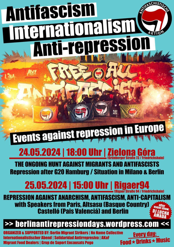 Plakat mit blauem Hintergrund und fettgedrucktem Text: "Antifaschismus Internationalismus Anti-Repression". Darunter ein Bild, das eine Menschenmenge mit Fahnen und dem Text "Free All Antifascists" zeigt. Die Einzelheiten der Veranstaltung sind mit Datum, Uhrzeit und Ort in Rot und Schwarz angegeben.