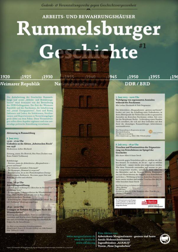 Das Plakat zeigt eine Zeitleiste mit dem Text "Arbeits- und Bewahrungshäuser Rummelsburger Geschichte #1". In der Mitte des Plakats ist ein roter Backsteinturm abgebildet, der mit Details zu den Ereignissen überlagert ist. Der Hintergrund hat einen Farbverlauf von Dunkel- zu Hellblau, und es gibt Textfelder mit historischen Informationen.