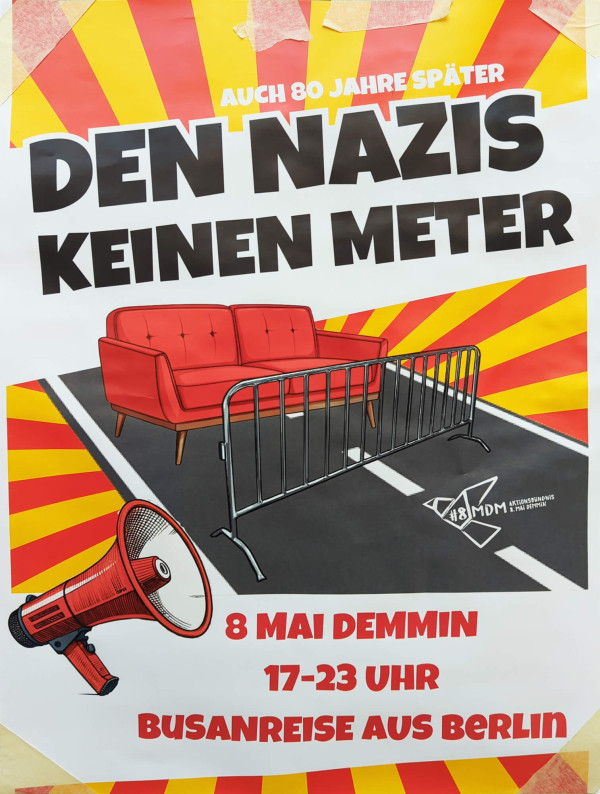 Das Plakat mit roten und gelben Strahlen zeigt ein rotes Sofa und eine Absperrung auf einer Straße. Text: "AUCH 80 JAHRE SPÄTER DEN NAZIS KEINEN METER" und "8. MAI DEMMIN 17-23 UHR BUSANREISE AUS BERLIN". Ein rotes Megaphon ist abgebildet.