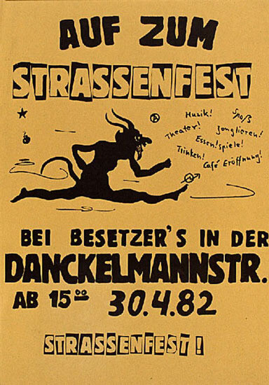 Gelbes Plakat mit schwarzem Text und der Silhouette eines Teufels. Darauf steht: "Auf zum Straßenfest bei Besetzer's in der Danckelmannstr. ab 15°° 30.4.82." Die Kritzeleien erwähnen Musik, Theater und mehr.