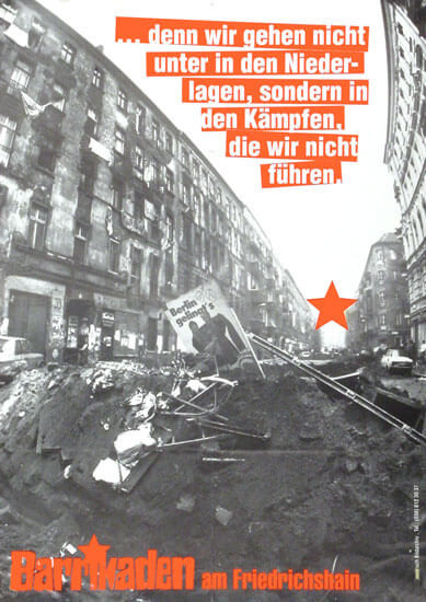 Schwarz-Weiß-Foto einer städtischen Straße mit einer Barrikade. Oranger Text: "denn wir gehen nicht unter in den Niederlagen, sondern in den Kämpfen, die wir nicht führen." Roter Stern und "Barrikaden am Friedrichshain".