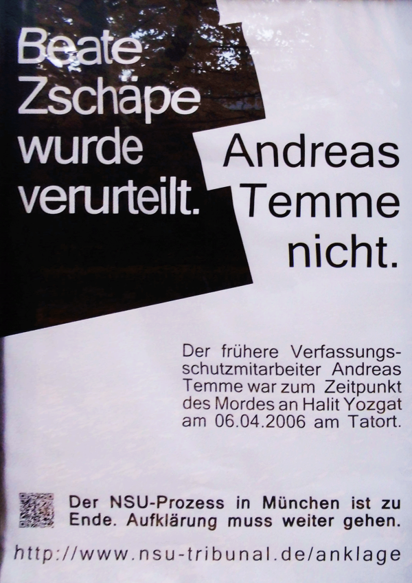 Das Plakat zeigt schwarzen und weißen Text auf einem kontrastreichen Hintergrund. Es lautet: "Beate Zschäpe wurde verurteilt. Andreas Temme nicht." Der weitere Text beschreibt einen Mordfall vom 06.04.2006. Am unteren Rand befindet sich eine URL.