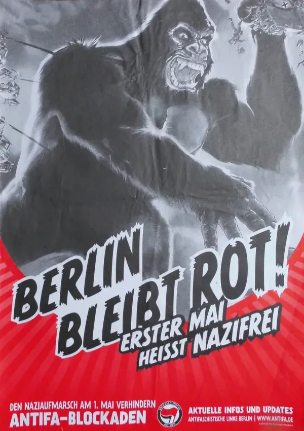Ein schwarz-weißer Gorilla brüllt auf einem Plakat mit roten Streifen. Der Text lautet: "Berlin bleibt rot! Erster Mai heißt nazifrei. Antifa-Blockaden." Website: www.antifa.de.