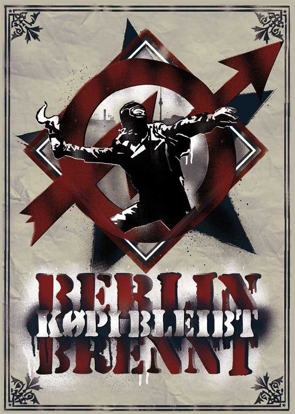 Ein Plakat mit einem schablonenartigen Bild einer Person in Schwarz und Weiß vor einem roten und weißen geometrischen Hintergrund. Der Text lautet "Berlin Kopf bleibt Brennt" in fetten, beschädigten Buchstaben.