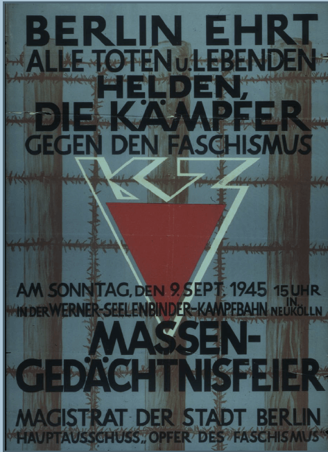 Ein Plakat mit fetter schwarzer Schrift auf einem Stacheldrahthintergrund zeigt: "Berlin ehrt alle Toten u. lebenden Helden, die Kämpfer gegen den Faschismus." Mit einem roten Dreieck und Veranstaltungshinweisen.