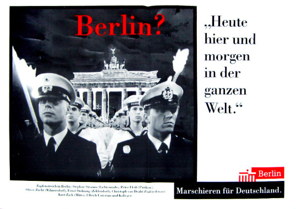 Schwarz-weißes Plakat mit rotem Text "Berlin?" über Soldaten am Brandenburger Tor. Zitat: "Heute hier und morgen in der ganzen Welt." Unterer Text: "Marschieren für Deutschland."