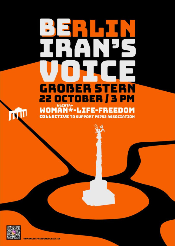 Plakat mit fettgedrucktem Text: "Berlin Iran's Voice, Großer Stern, 22. Oktober, 15 Uhr", mit der Silhouette einer Statue in der Mitte. Unten: "Woman*Life*Freedom Collective to Support PS752 Association". QR-Code und URL.