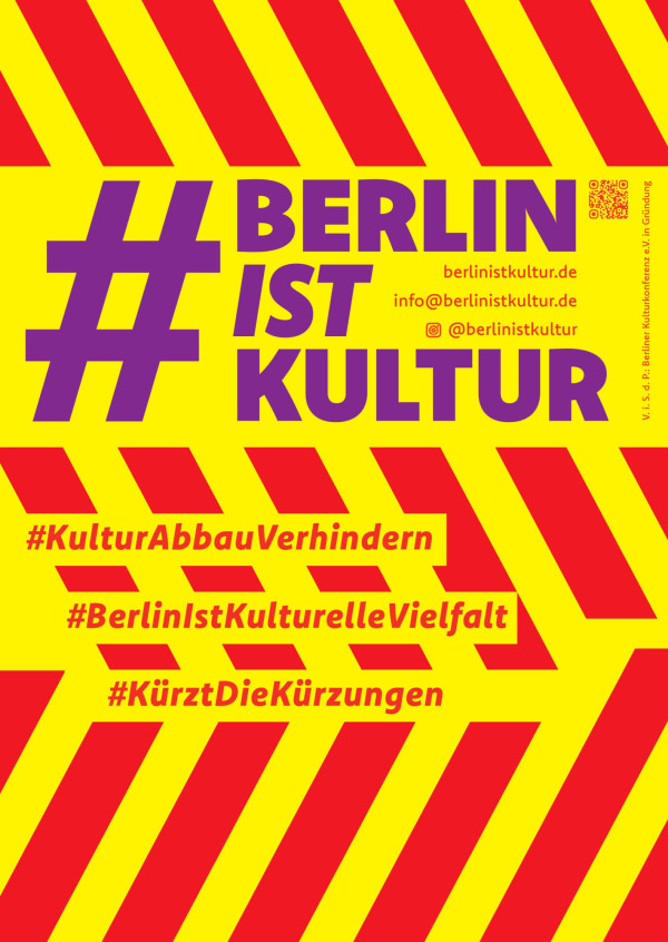 Plakat mit diagonalen roten Streifen auf gelbem Hintergrund. Der fettgedruckte lila Text lautet "#Berlin ist Kultur". Zusätzliche rote Hashtags: "#KulturAbbauVerhindern", "#BerlinIstKulturelleVielfalt", "#KürztDieKürzungen". Kontaktinformationen enthalten.