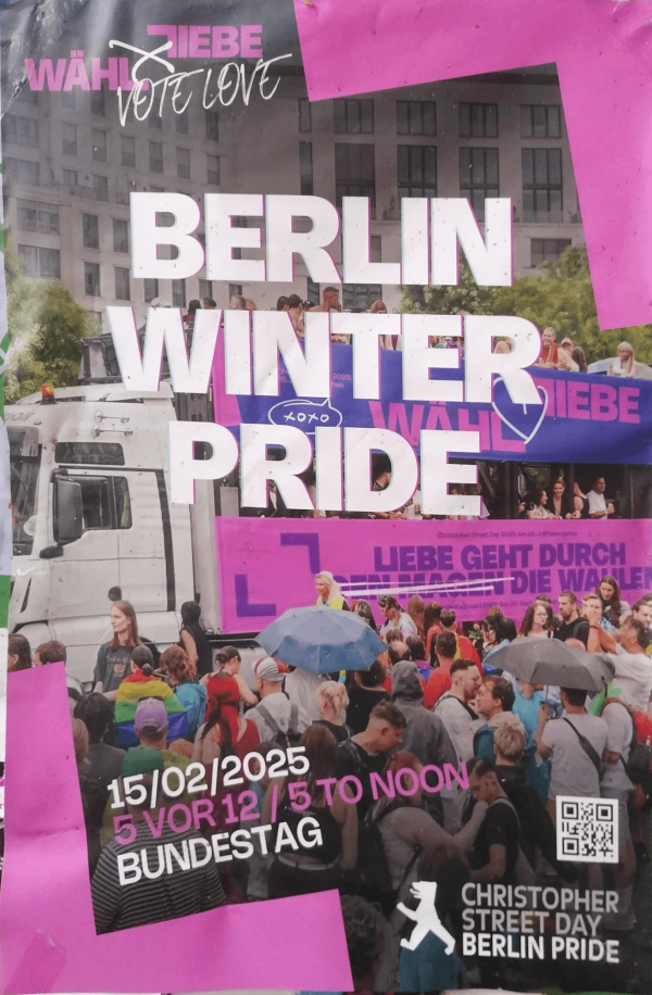 Das Plakat für "Berlin Winter Pride" zeigt eine Parade mit einem Lastwagen und einer Menschenmenge. Text: "WÄHLE LIEBE, VOTE LOVE, 15/02/2025, 5 VOR 12 / 5 TO NOON, BUNDESTAG, CHRISTOPHER STREET DAY BERLIN PRIDE."