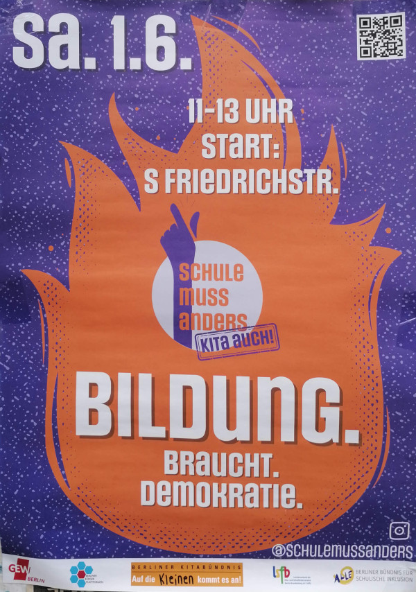 Das Poster zeigt einen Hintergrund in Lila mit weißen Punkten. In der Mitte ist eine orange Flamme, die einen lila ausgestreckten Zeigefinger enthält. Text: "Sa. 1.6. 11-13 Uhr Start: S Friedrichstr." und "Schule muss anders. Kita auch!". Unten steht: "Bildung. Braucht. Demokratie." Logos von GEW Berlin, Berliner Kitabündnis und anderen sind unten platziert. Ein QR-Code ist oben rechts.