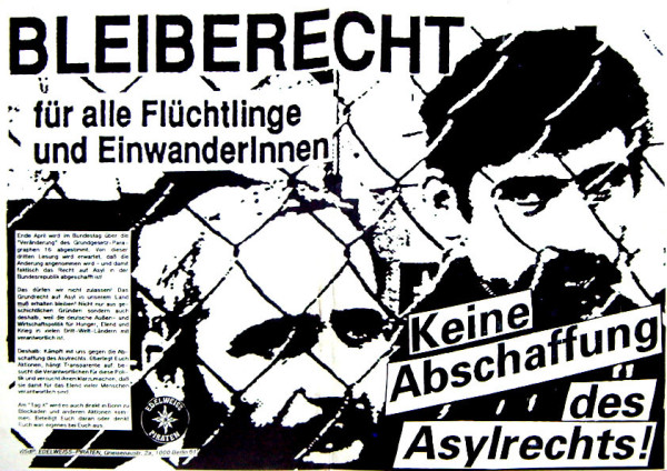 Schwarz-Weiß-Plakat mit zwei Personen hinter einem Maschendrahtzaun. Der Text lautet: "Bleiberecht für alle Flüchtlinge und EinwanderInnen. Keine Abschaffung des Asylrechts!"