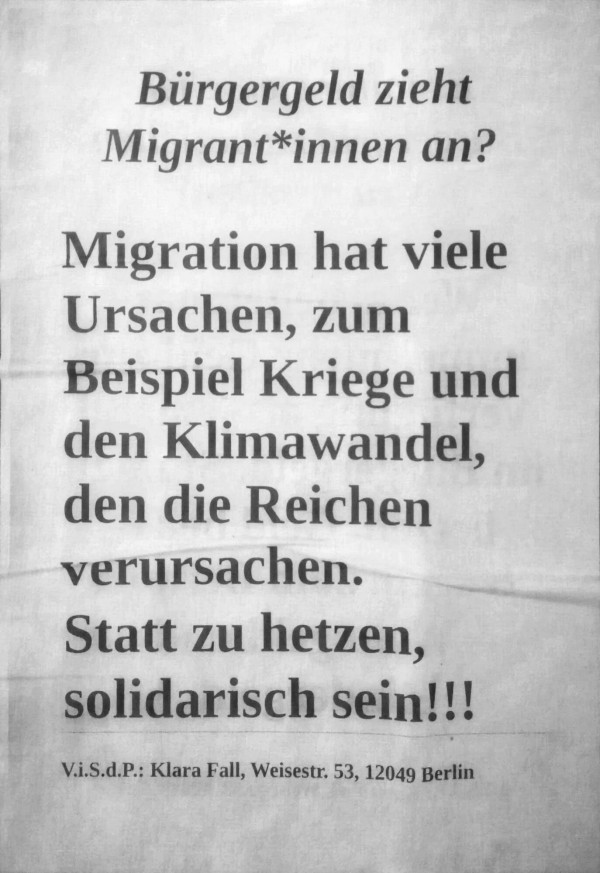 Ein schwarz-weißes Plakat mit dem Text: "Bürgergeld zieht Migrant*innen an? Migration hat viele Ursachen, zum Beispiel Kriege und den Klimawandel, den die Reichen verursachen. Statt zu hetzen, solidarisch sein!!!" Der Hintergrund ist schlicht weiß, ohne zusätzliche grafische Elemente.