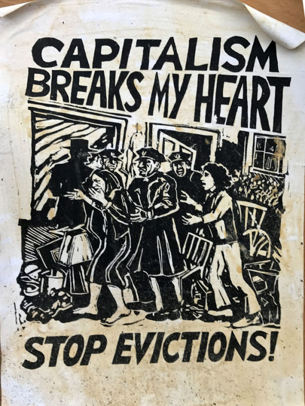 Ein Schwarz-Weiß-Plakat, auf dem Menschen gezeigt werden, die vertrieben werden. Der Text lautet: "Der Kapitalismus bricht mir das Herz. Stoppt Zwangsräumungen!" Im Hintergrund ist eine chaotische Szene mit einer verzweifelten Menge zu sehen.