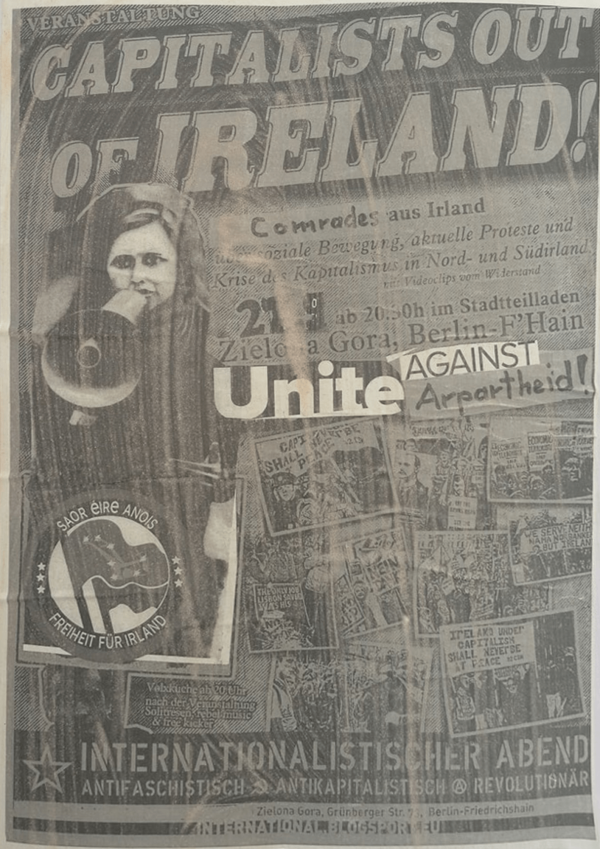 Ein in Graustufen gehaltenes Plakat mit dem fettgedruckten Text "Kapitalisten raus aus Irland" zeigt eine Frau mit einem Megaphon. Darunter erscheint "Vereint gegen Apartheid" mit Protestbildern und einem deutschen Text, der auf eine Veranstaltung hinweist.
