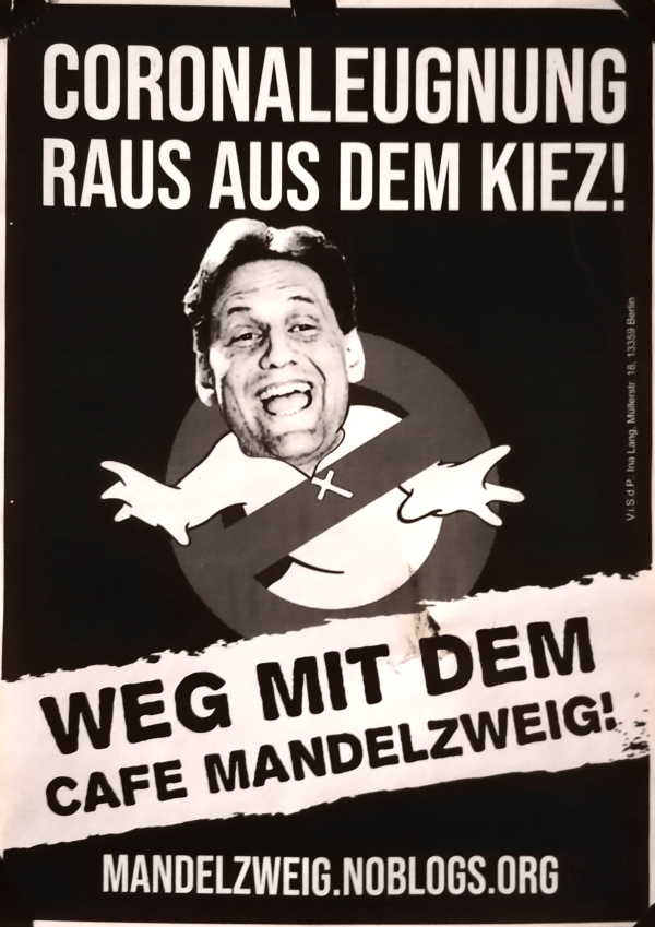 Ein Poster mit schwarzem Hintergrund zeigt das Gesicht eines Mannes im Stil eines Geisterjäger-Logos, durchgestrichen mit einem roten Kreis. Der Text oben lautet: "Coronaleugnung raus aus dem Kiez!" Darunter steht in weißen, fetten Buchstaben: "Weg mit dem Cafe Mandelzweig!" Am unteren Rand ist eine Webadresse: "mandelzweig.noblogs.org". Das Design ist schlicht in Schwarz-Weiß gehalten.