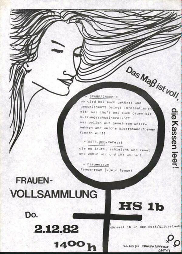 Schwarz-weißes Plakat mit dem Gesicht einer Frau und wallendem Haar auf der linken Seite. Der Text lautet: "Frauen-Vollsammlung Do. 2.12.82 14:00 Uhr HS 1b". Feministisches Symbol mit Veranstaltungshinweisen innen.
